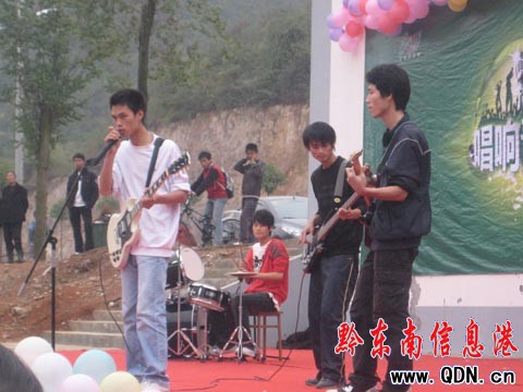 原生態(tài)歌聲唱響校園歌手選拔賽場(chǎng)(圖)