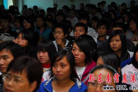 國慶獻禮片《建國大業》在丹寨放映(組圖)