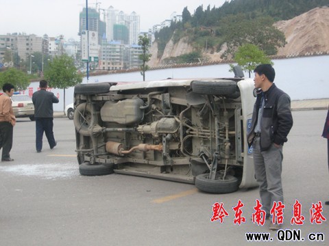 錯把油門當(dāng)剎車 越野車把面包車撞睡在地(圖)