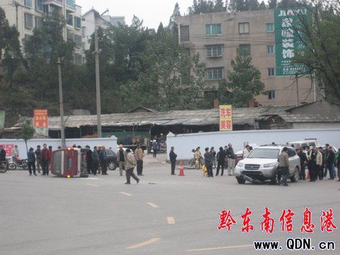 錯把油門當(dāng)剎車 越野車把面包車撞睡在地(圖)