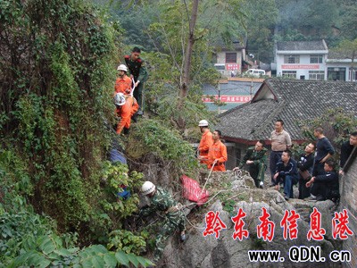 山崖懸掛無名遺體 鎮(zhèn)遠(yuǎn)消防順利施救(圖)