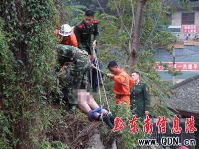 山崖懸掛無名遺體 鎮(zhèn)遠(yuǎn)消防順利施救(圖)