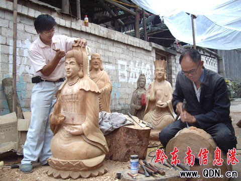 黎平“民間工藝師”擅長(zhǎng)雕刻(圖)
