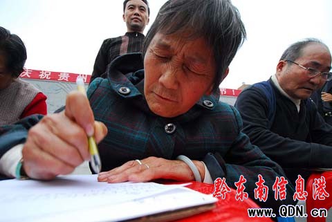 丹寨:老年趣味運(yùn)動(dòng)迎重陽(組圖)