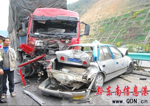 玉凱高速公路發生車禍 造成2人負傷(組圖)