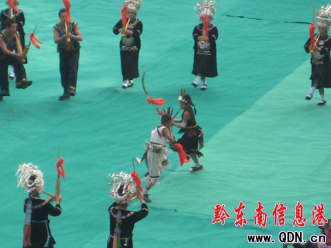 雷山迎來09苗年節(jié) 苗族同胞歌舞歡慶(圖)