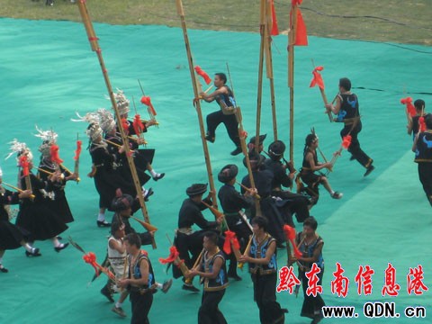 雷山迎來09苗年節(jié) 苗族同胞歌舞歡慶(圖)