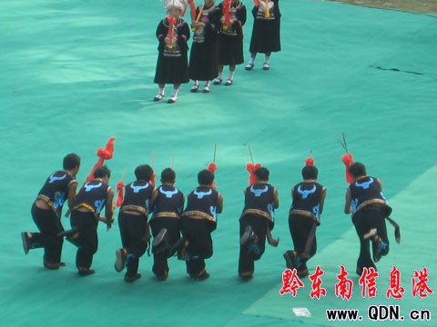 雷山迎來09苗年節(jié) 苗族同胞歌舞歡慶(圖)