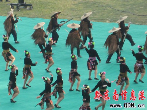 雷山迎來09苗年節(jié) 苗族同胞歌舞歡慶(圖)