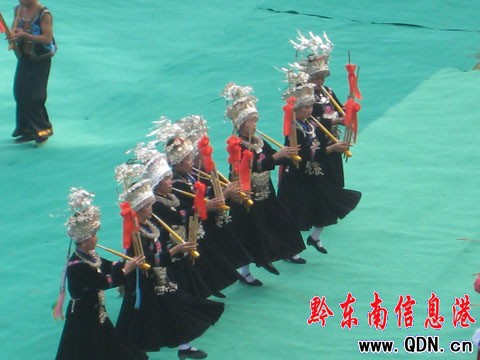 雷山迎來09苗年節(jié) 苗族同胞歌舞歡慶(圖)