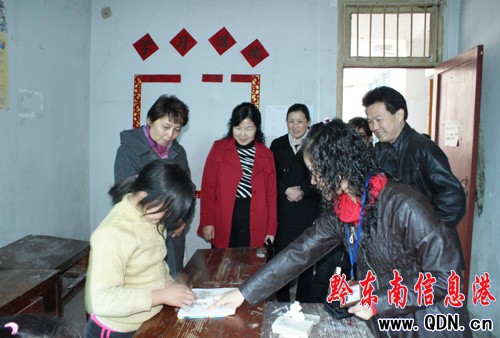 劉曉春副州長深入榕江特校檢查工作(圖)