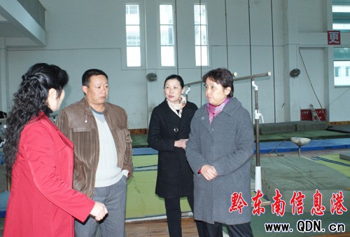 劉曉春副州長深入榕江特校檢查工作(圖)