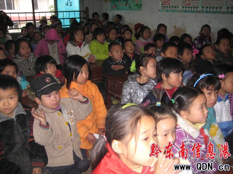 黔東南苗侗醫(yī)院送醫(yī)學知識進民工子弟學校(圖)