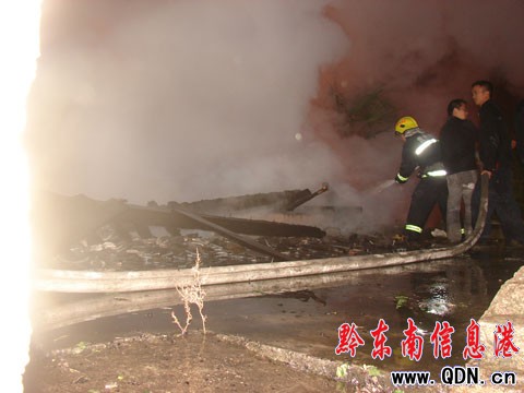 苗寨深夜突發(fā)大火 凱里消防鏖戰(zhàn)5小時(shí)撲滅(圖)