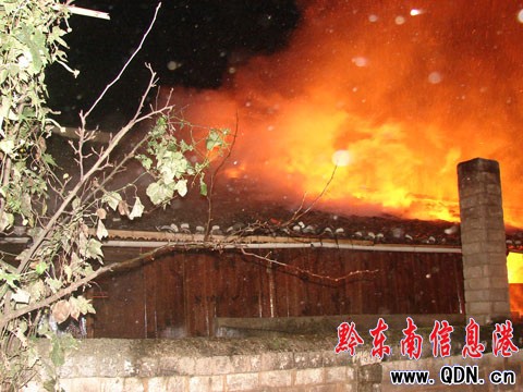 苗寨深夜突發(fā)大火 凱里消防鏖戰(zhàn)5小時(shí)撲滅(圖)