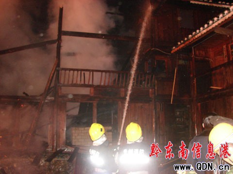 苗寨深夜突發(fā)大火 凱里消防鏖戰(zhàn)5小時(shí)撲滅(圖)