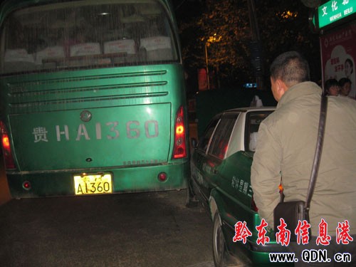 凱里文化北路兩車擦掛(組圖)