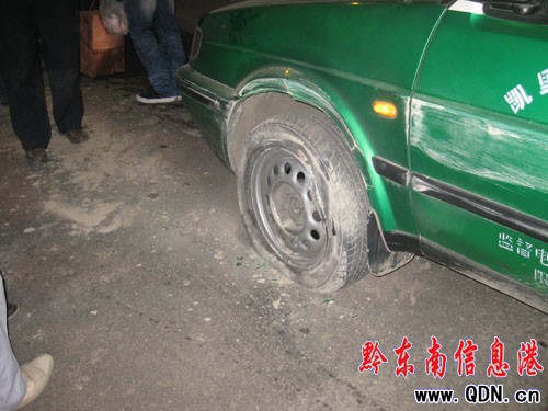 凱里文化北路兩車擦掛(組圖)