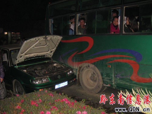 凱里文化北路兩車擦掛(組圖)