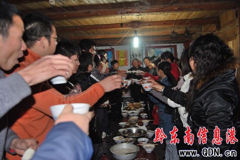 苗鄉(xiāng)陸續(xù)迎來苗年節(jié) “大年30”團(tuán)團(tuán)圓圓(圖)