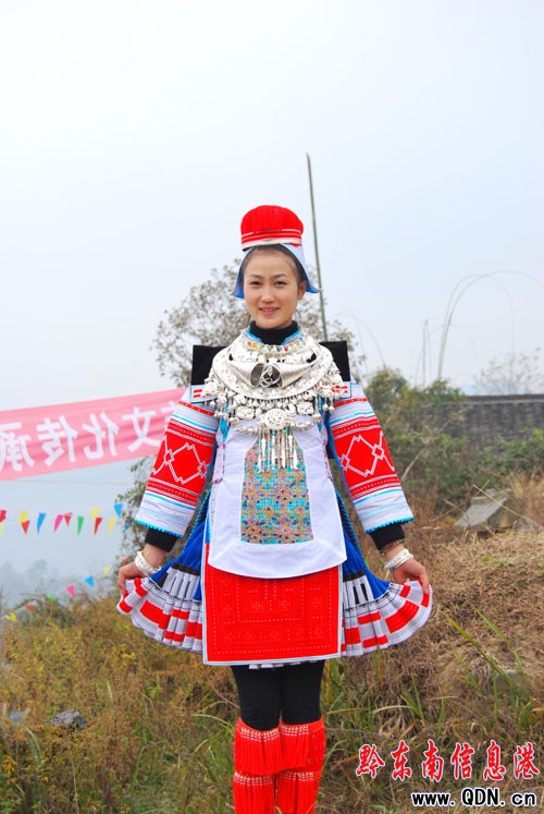 楓香寨“哈戎”節(jié) 神秘的亻革家風情(組圖)