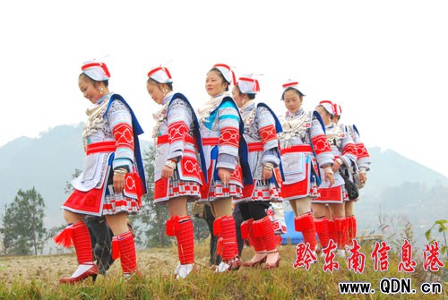 楓香寨“哈戎”節(jié) 神秘的亻革家風情(組圖)