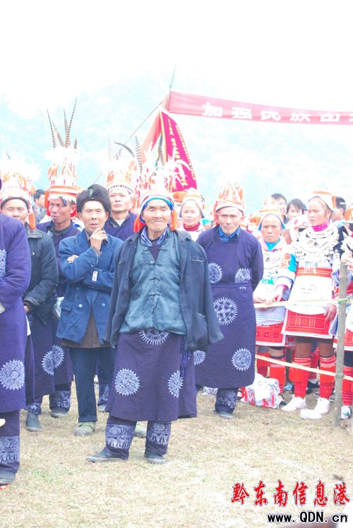 楓香寨“哈戎”節(jié) 神秘的亻革家風情(組圖)