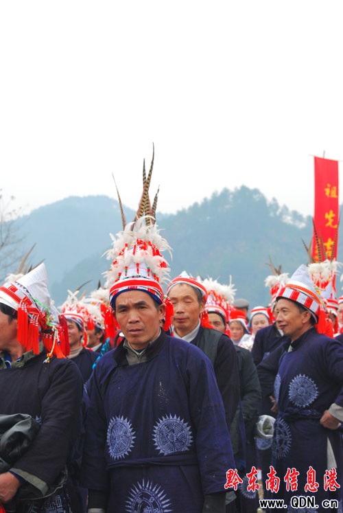 楓香寨“哈戎”節(jié) 神秘的亻革家風情(組圖)