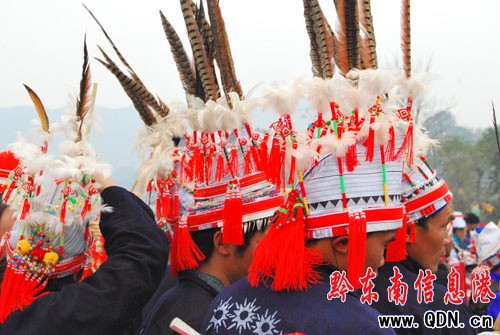 楓香寨“哈戎”節(jié) 神秘的亻革家風情(組圖)