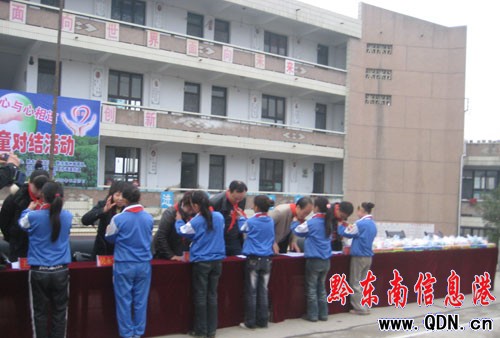 手牽手心連心讓留守兒童感受大家庭的溫暖