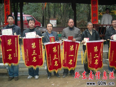 鳥(niǎo)王爭(zhēng)霸大賽:百余名愛(ài)鳥(niǎo)者以鳥(niǎo)會(huì)友(組圖)