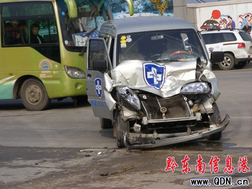 凱里環城路 兩車相撞 撞垮部隊墻(組圖)