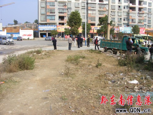 凱里環城路 兩車相撞 撞垮部隊墻(組圖)