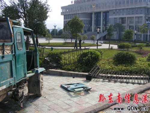 凱里環城路 兩車相撞 撞垮部隊墻(組圖)