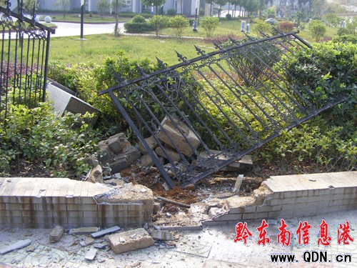 凱里環城路 兩車相撞 撞垮部隊墻(組圖)