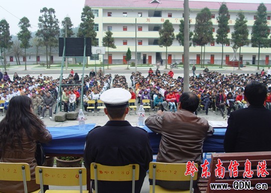 12.4法制宣傳日 麻江交警送法進校園(圖)