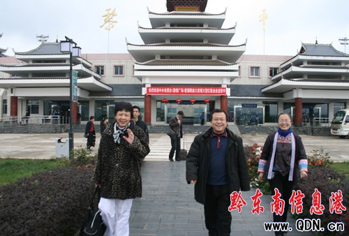 央視《激情廣場大家唱》主持人飛抵黎平(圖)