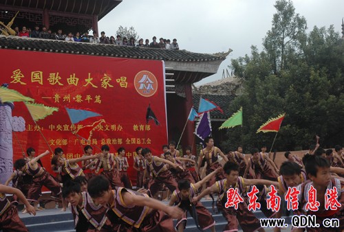 黎平侗鄉鼓樓下萬人互動演唱震撼人心(圖)