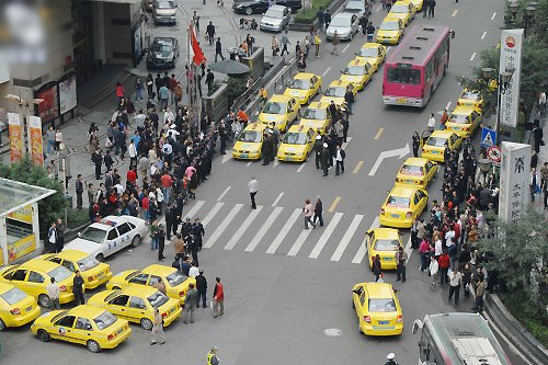 打工妹們為什么手拉手上街堵路靜坐