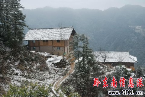 ��ɽ��ѩ �l(xi��ng)��һƬ�y�b�ع����D��