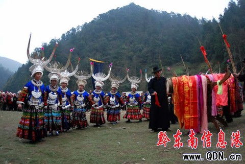 苗寨十二年一次的跳木鼓舞比賽 歡慶鼓藏節