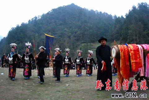 苗寨十二年一次的跳木鼓舞比賽 歡慶鼓藏節