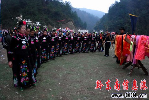 苗寨十二年一次的跳木鼓舞比賽 歡慶鼓藏節