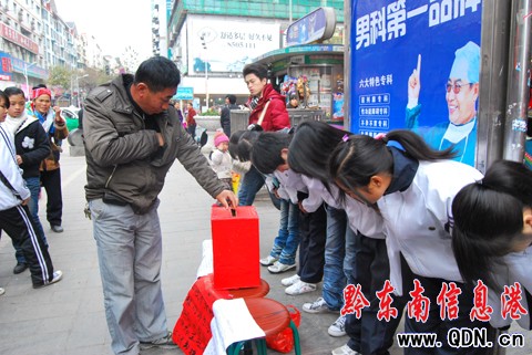 ��Ѫ��ĸ�H��Σ Ů����ͬ�W���^�����������