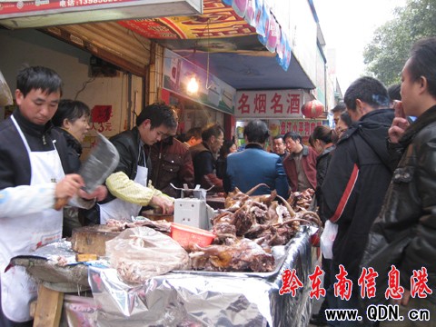 冬至到 凱城狗肉館生意火爆(圖)