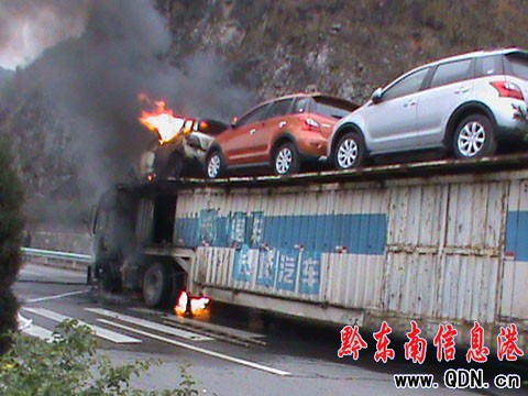 貨車高速路上突發大火 凱、麻消防聯手撲滅(圖)