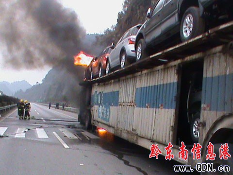 貨車高速路上突發大火 凱、麻消防聯手撲滅(圖)