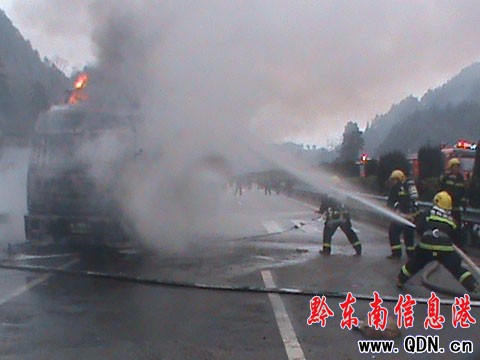 貨車高速路上突發大火 凱、麻消防聯手撲滅(圖)