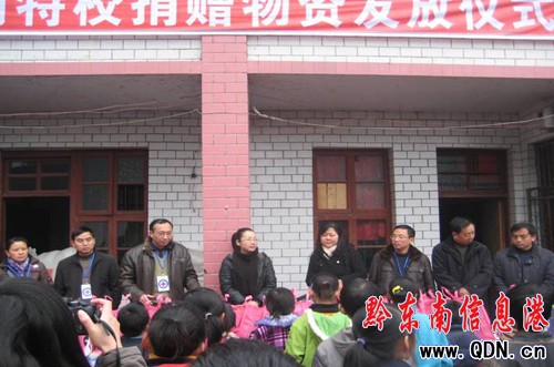 黃平縣將52000余元放到殘疾人手中(圖)