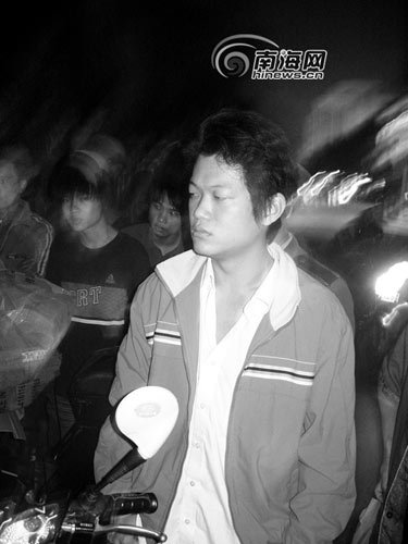 拾荒老太刮破小伙褲子無(wú)力賠償3次磕頭求情